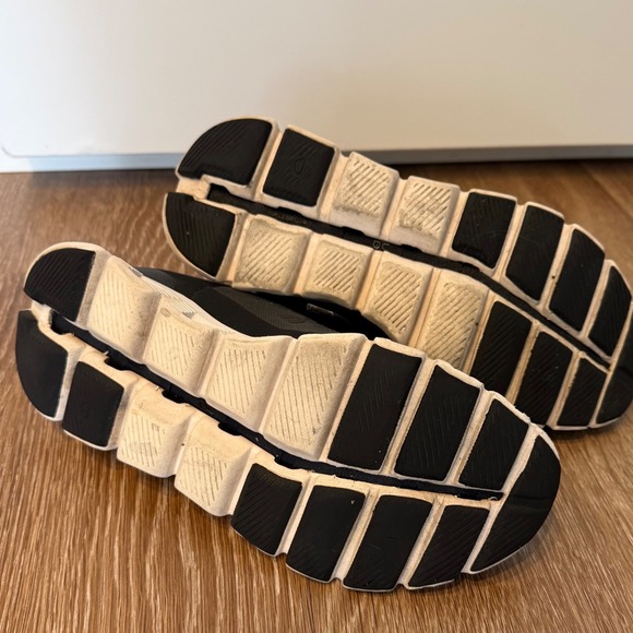 On Cloud X Womens Running Shoes Size 9 Black White Training Sneakers EUC - Picture 6 of 9